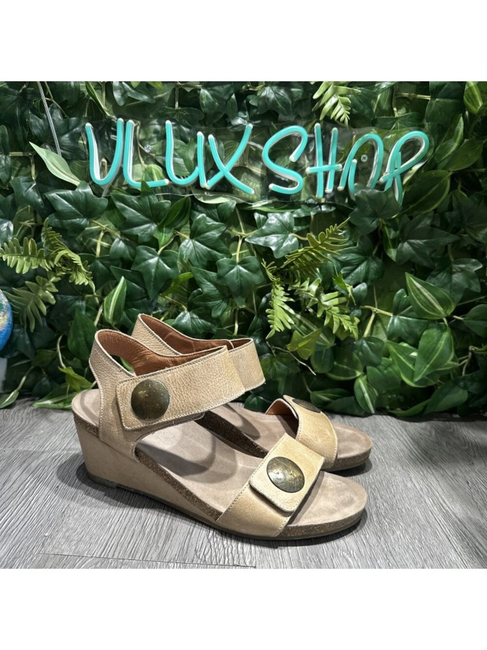 TAOS Carousel 2 Wedge Sandals 10-10.5 EU 41 Taupe Leather Ankle Strap Medallion